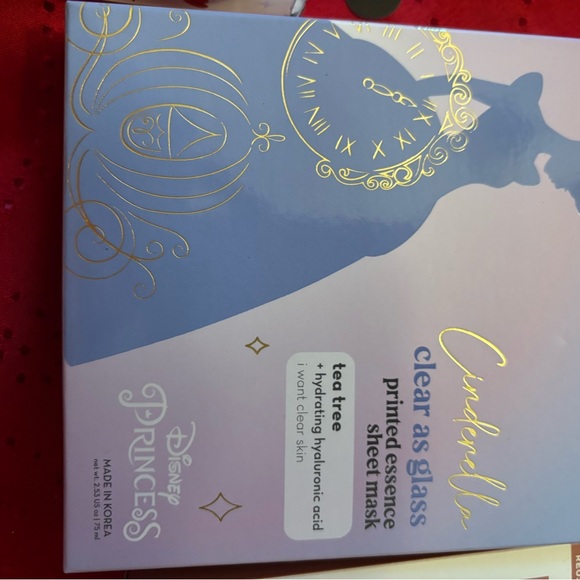 The Creme Shop Disney Bundle 

Minnie Mouse Dome Travel Pouch with accessories - Picture 6 of 9